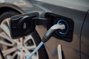 Elbil ansluten till en laddkabel vid bilens ladduttag