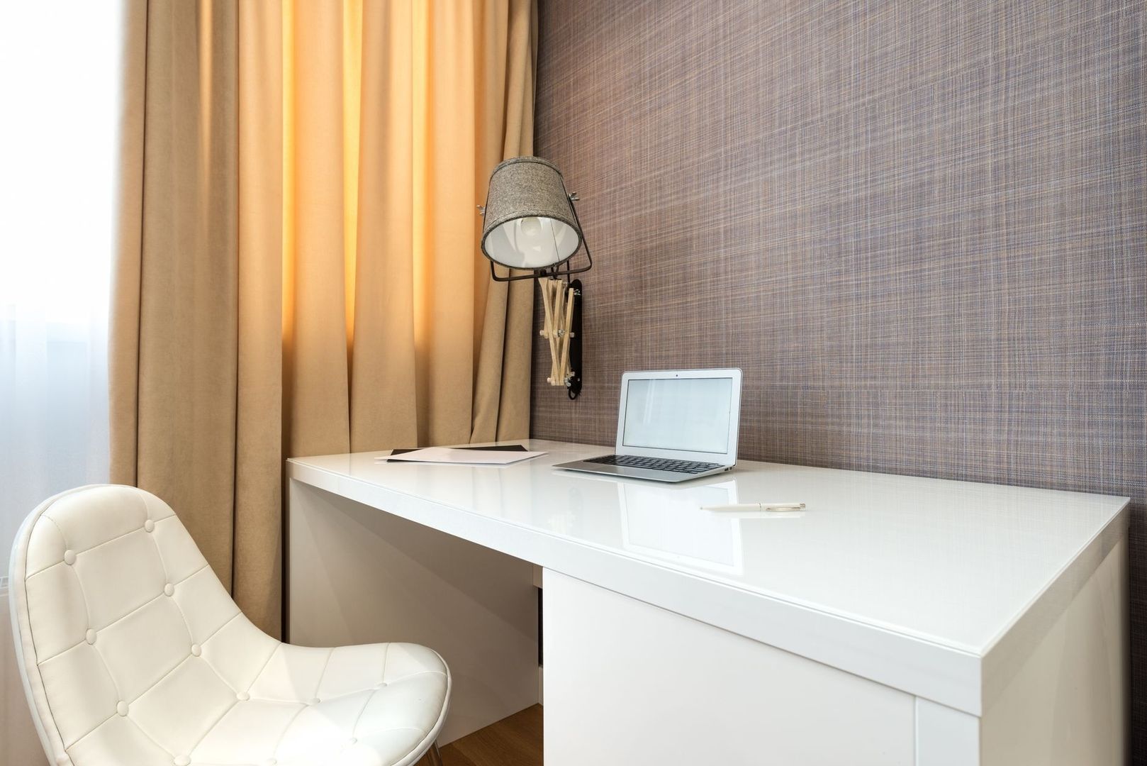 Lugn hemmakontorsplats med laptop, skrivbord och få distraktioner